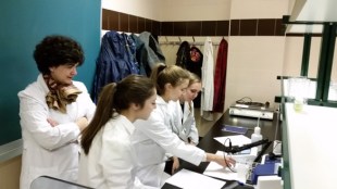 Alumnos de 4º de la ESO del I.E. Fray Luis de León en los laboratorios de prácticas del Departamento