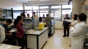 Alumnos de 4º de la E.S.O. del Colegio Marista Champgnat durante la explicación por los profesores del Departamento